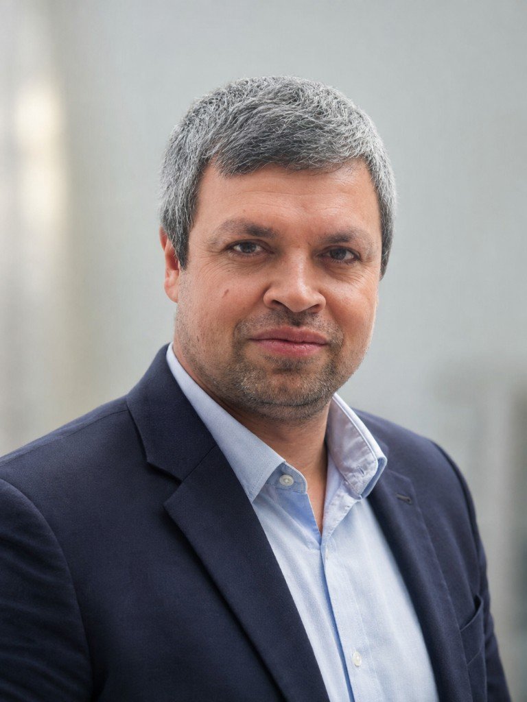 Porträt von Daniel Görög im Blazer und hellblauem Hemd