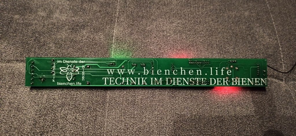 Bauteile und Eigenbau-Platinen mit Aufschrift Technik im Dienste der Bienen