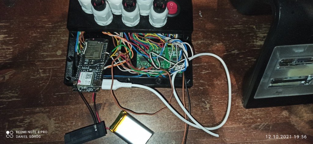 Innenverdrahtung eines frühen Gehäuseprototyps mit ESP32 und HX711