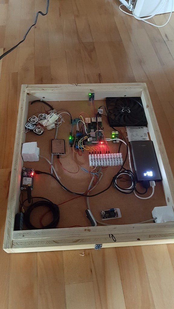 Offener früher Gesamtprototyp mit Wägezellen, GSM-Modul und Powerbank