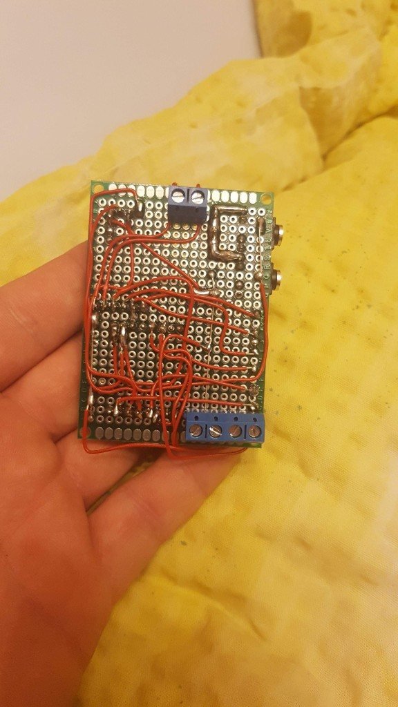 Lötseite eines frühen Lochrasterprototyps mit Handverdrahtung
