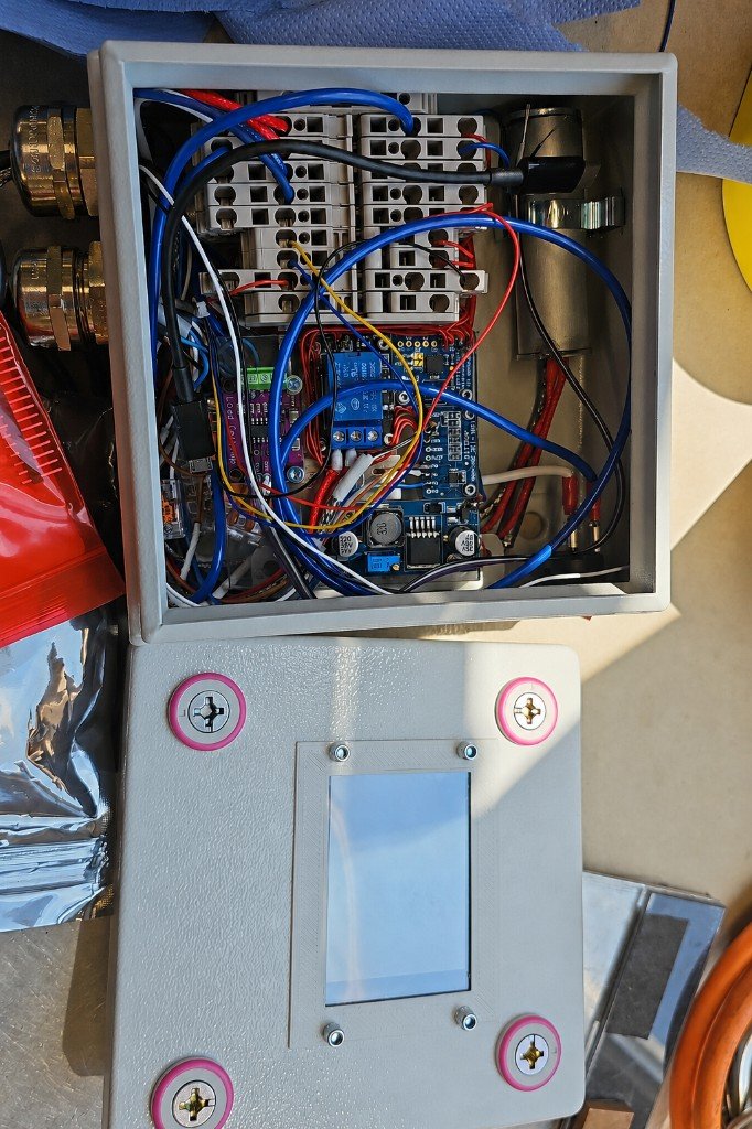 Innenleben des Prototyps mit Klemmen, Relais, Spannungswandler und Messverstärker
