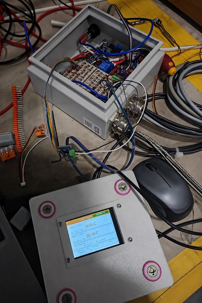 Offener Werkstattprototyp mit Gehäuse, Verdrahtung und Touchdisplay für die Thermofühlerprüfung